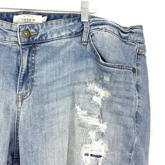 Torrid Bermuda Shorts Womens Size 24 Light Wash Stretch Denim Distressed - Picture 3 of 6